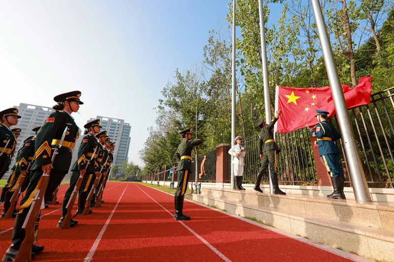 【德育活動】我與國旗合個影，定格最美中國紅——國慶德育實踐活動作業(yè)展